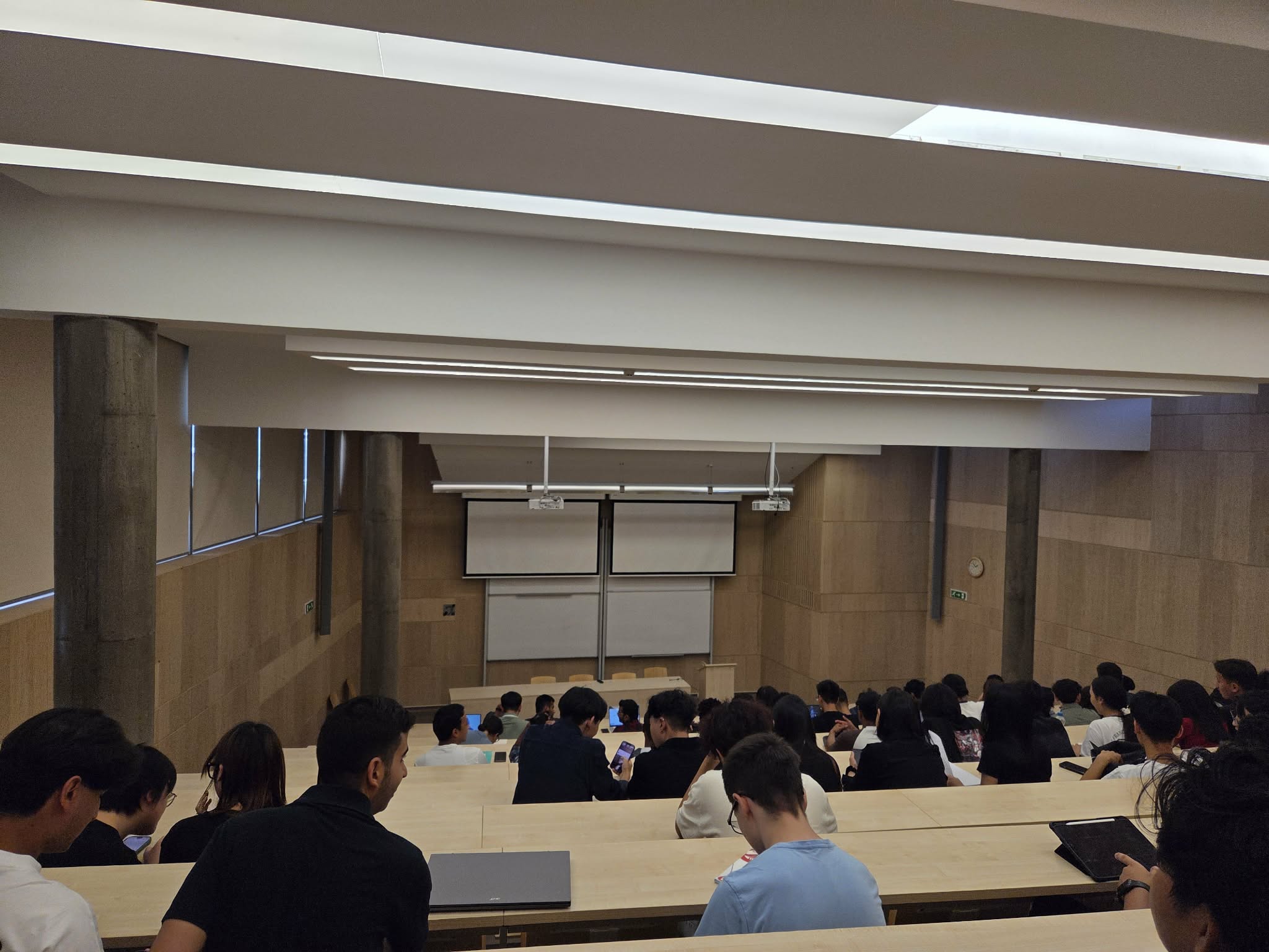 集合論や論理式を扱う大教室の授業