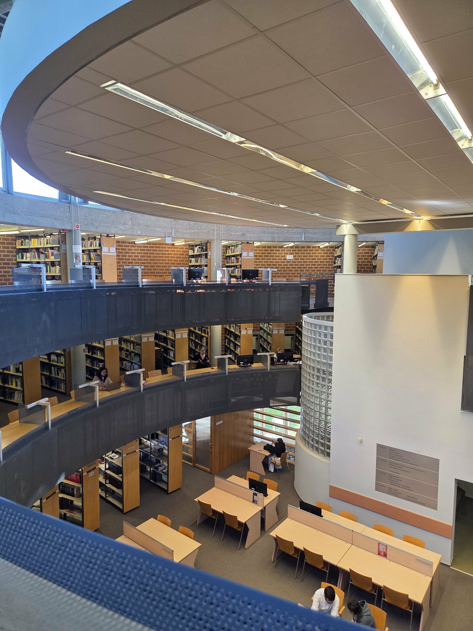 デブレツェン大学の図書館で勉強する様子